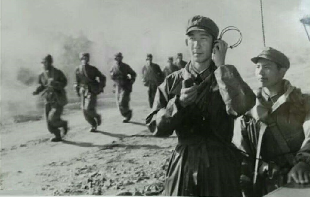 連長李明在向上級報告，后側(cè)為通信員谷海云