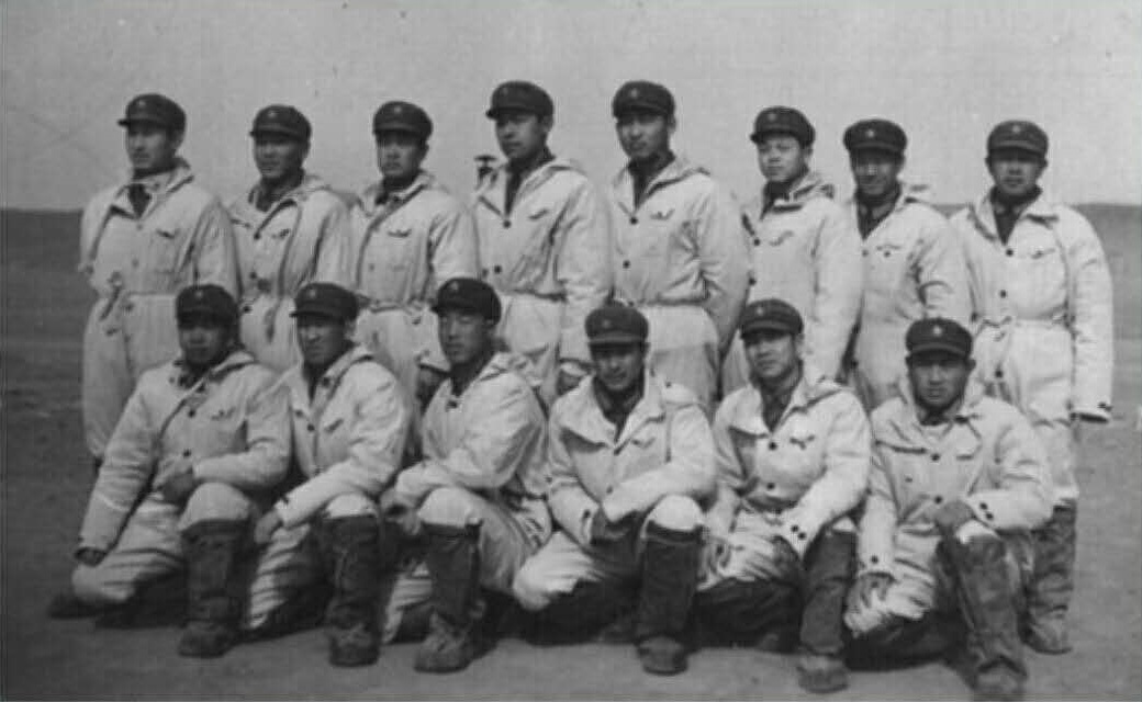 (1978年3月，參加核試驗戰(zhàn)友合影。前排左起：劉召前、李清朝、李明亮、陳新傳、劉樹杰、張承祥；后排左起：耿濤、董福華、王子成、開鋼、李秀智、李建華、張志俊、劉樹合；