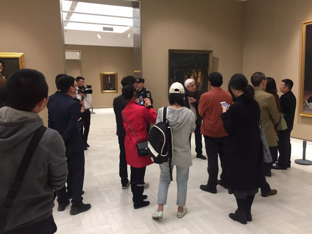 全山石先生為記者導(dǎo)覽