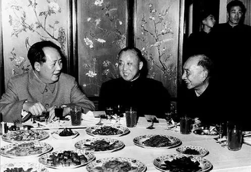 謝無(wú)量、衛(wèi)立煌、毛澤東合影