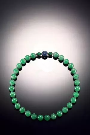 2011年北京保利2300萬御制翡翠朝珠