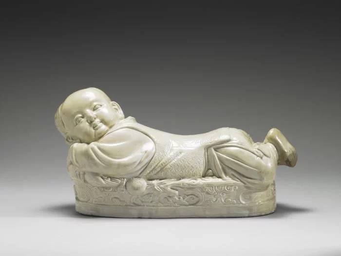 臺(tái)北故宮博物院十大鎮(zhèn)館之寶《白瓷嬰兒枕》 臺(tái)北故宮博物院十大鎮(zhèn)館之寶《白瓷嬰兒枕》