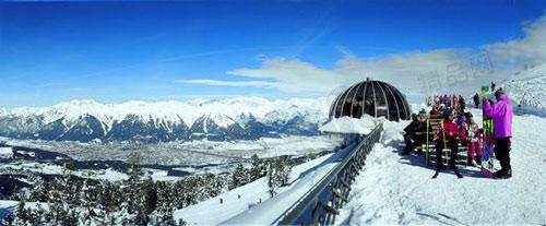建在半山腰的木蘭纜車站可直達雪朗峰頂，讓游客近窺天堂